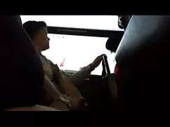 Cô gái tóc vàng ở xe ...