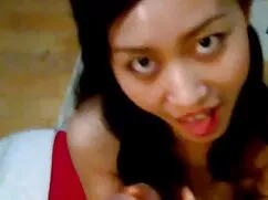 Cô ấy có vung trom c ...
