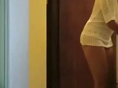 Nắm tay tình bạn gái ...